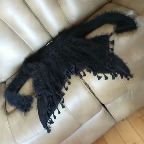 π¨π¦ Gorgeous Tasseled Poncho Sweater - Picture 2 of 6